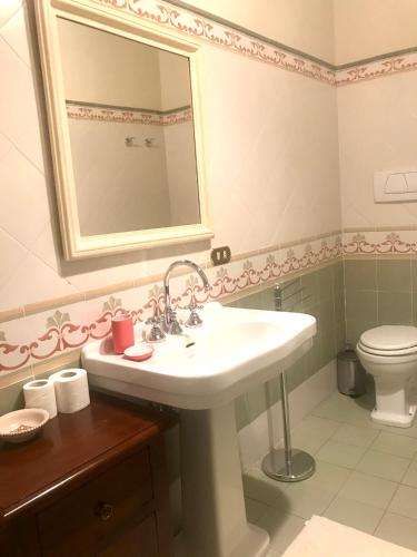 a bathroom with a sink and a toilet at La Casa di Helena in Stroncone