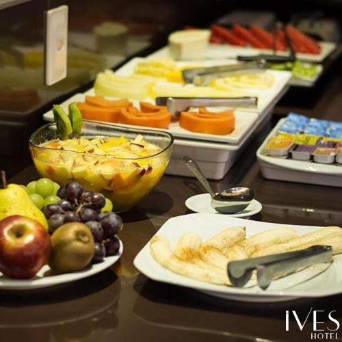 un buffet con piatti di cibo, frutta e verdura di Ives Hotel a Costa Rica