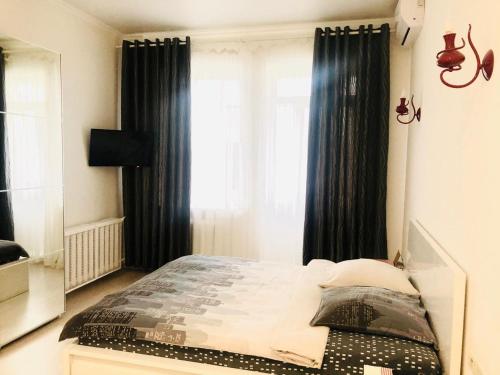 マグニトゴルスクにあるRed Room Luxeのベッドルーム1室(黒いカーテンと窓付きのベッド1台付)