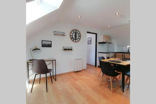 une cuisine et une salle à manger avec une horloge murale dans l'établissement L’Industriel, à Sens