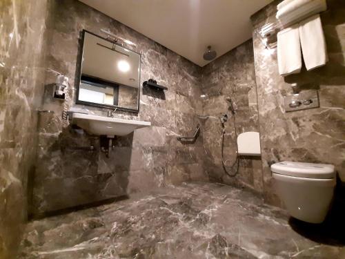 イスタンブールにあるサプコ エアポート ホテルのバスルーム(洗面台、トイレ、鏡付)