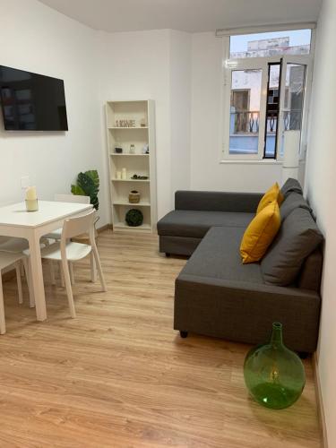 sala de estar con sofá y mesa en Apartamento El Malecón, en Santa Cruz de la Palma