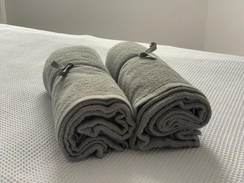 a rolled up towel on top of a bed at Apartamento El Malecón in Santa Cruz de la Palma