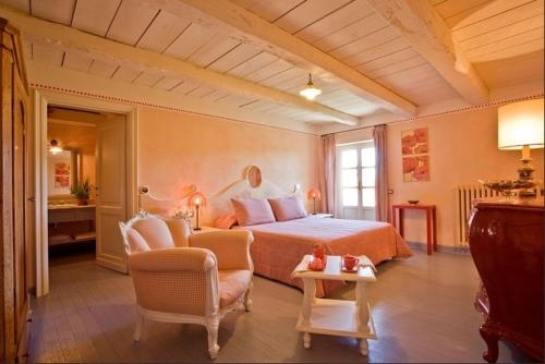 a bedroom with a bed and a couch and chairs at Paladino in Sciolze