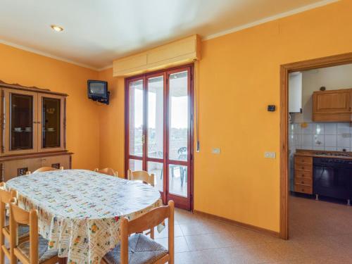 a dining room with a table and a kitchen at Apartment in Tuscany near Lake Trasimeno in Tuoro sul Trasimeno
