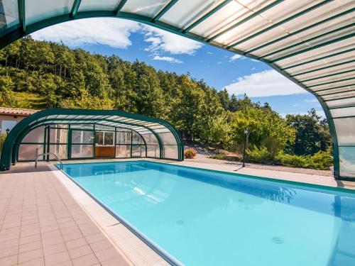 ApecchioにあるAgriturismo in the Appenines with covered swimming pool and bubble bathの屋内スイミングプール(アーチ道付)