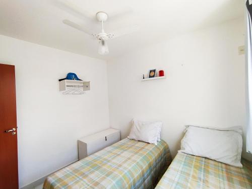 里約達斯奧斯特拉斯的住宿－MAR & SOL Apartamentos I - Free Wi-Fi，一间卧室配有两张床和吊扇