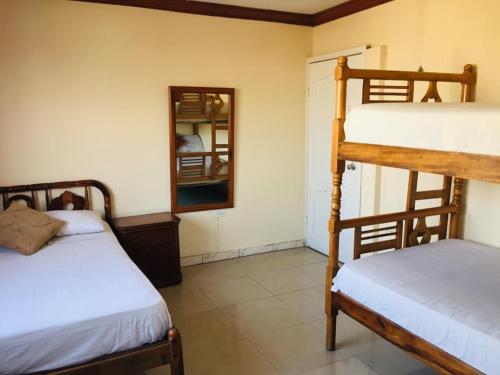 Divstāvu gulta vai divstāvu gultas numurā naktsmītnē Hotel Fika Guayaquil