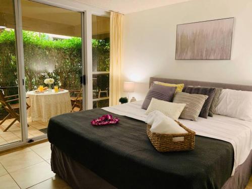 een slaapkamer met een groot bed en een balkon bij 1 BD King Suite: 40% OFF, Beach Walk in Wailea