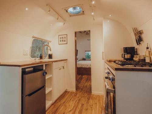 Cuisine ou kitchenette dans l'établissement Airstream by the Sea