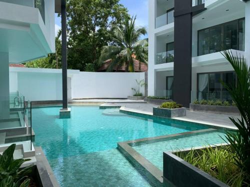 卡馬拉海灘的住宿－CYAN Resort Kamala Beach Apartments Condominiums，一座建筑物中央的游泳池
