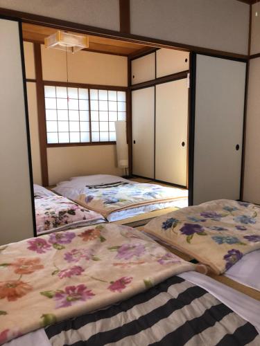 Kanazawa-Hachitabi Sennichi tesisinde bir odada yatak veya yataklar