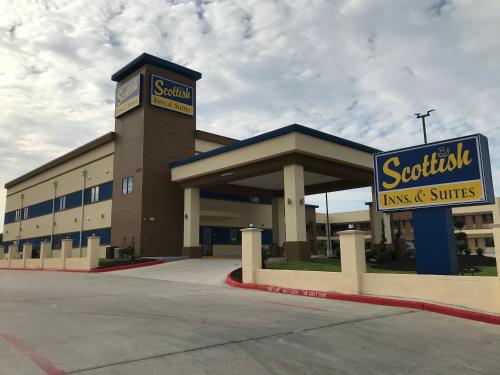 休斯頓的住宿－Scottish Inn & Suites Houston Willowbrook，科学家在建筑前方有标志