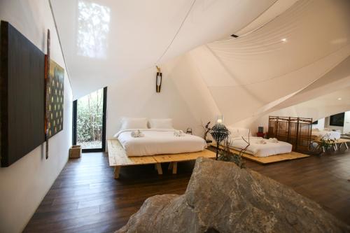 Llit o llits en una habitació de Nhapha Khaoyai Resort