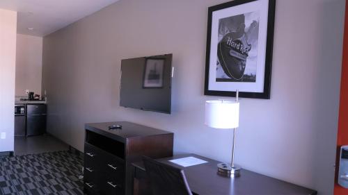 Kuchyň nebo kuchyňský kout v ubytování Catoosa Inn & Suites