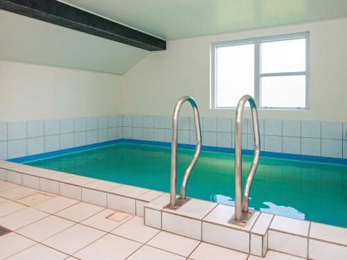 einen Pool mit zwei Wasserhähnen im Bad in der Unterkunft 10 person holiday home in Juelsminde in Sønderby