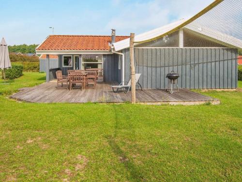 patio trasero con terraza de madera y parrilla en 10 person holiday home in Sydals, en Sarup