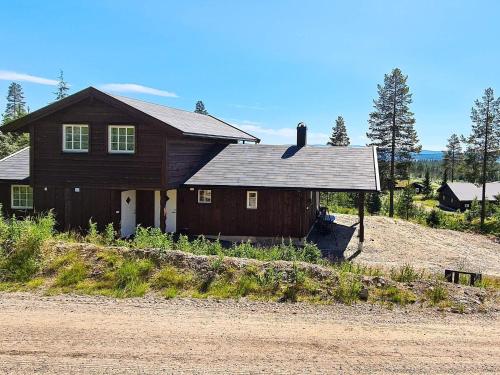 une maison brune au sommet d'une colline dans l'établissement 11 person holiday home in Osen, à Vika