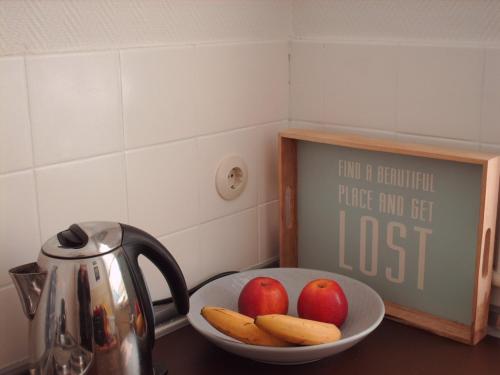 バート・ベヴェンセンにあるSommerheideの茶器の横のカウンターに置いたフルーツボウル