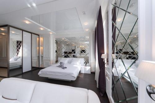 um quarto com uma cama branca e um espelho em Exquisite panoramic views apartment Dnipro embankment em Kiev