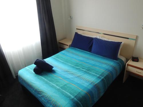 Ένα ή περισσότερα κρεβάτια σε δωμάτιο στο Argyle Terrace Motor Inn
