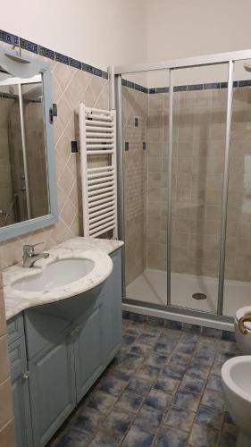 y baño con lavabo y ducha. en Vallepiatta House, en Siena