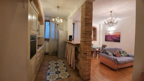 cocina con sofá y mesa en una habitación en Vallepiatta House, en Siena