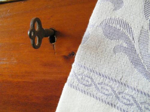 a close up of a metal pin on a table at B&B Il Glicine in Montefollonico