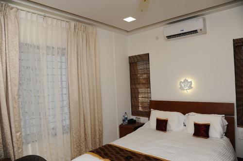 Ένα ή περισσότερα κρεβάτια σε δωμάτιο στο crystal inn