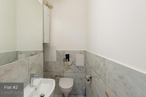 Ένα μπάνιο στο Dandelion Apartments Brīvības