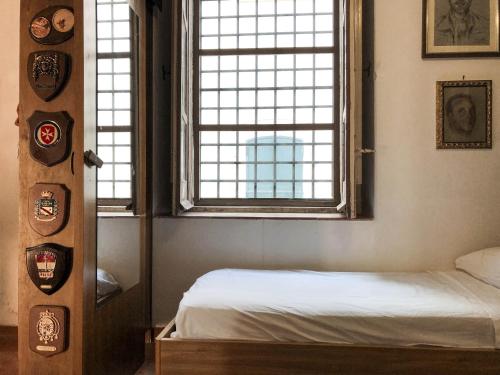 um pequeno quarto com uma cama e uma janela em La Casa Dello Scrittore em Torrecandele