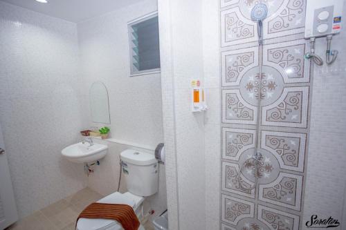 uma casa de banho com um chuveiro, um WC e um lavatório. em Green Two Resort em Chanthaburi