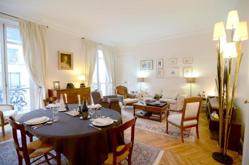 une salle à manger avec une table et un salon dans l'établissement Champs Elysees, à Paris