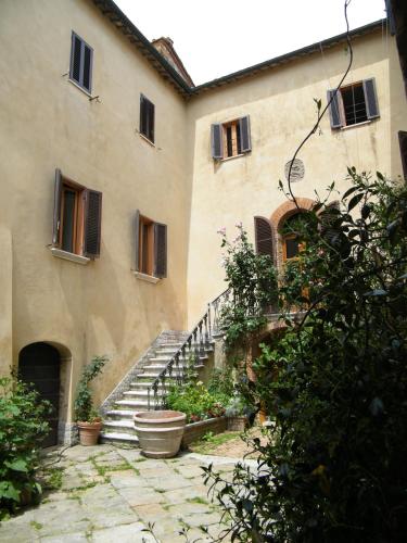 a building with a staircase in front of a building at B&B Il Glicine in Montefollonico