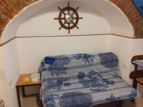 una camera con un divano con una ruota sul muro di La tana del porto a Napoli