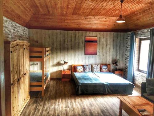 レーヴフュロップにあるKáli Pihenőházのベッドルーム1室(ベッド1台、二段ベッド1組付)