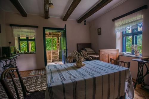 una sala da pranzo con un tavolo e sedie in una stanza di Casa din Şona a Şona