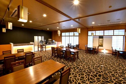 a dining room with wooden tables and chairs at 原鶴の舞 in Asakura
