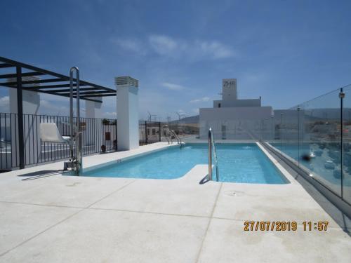 una piscina en la azotea de un edificio en Apartamentos Cachón, en Zahara de los Atunes