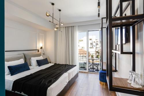 1 dormitorio con 1 cama grande y balcón en Jo An Palace, en Rethymno