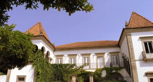 una gran casa blanca con techo rojo en Casa de Nossa Senhora da Conceição, en Gavião