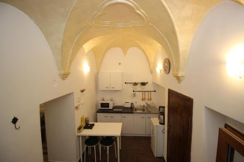 Ett kök eller pentry på Gothic Apartment