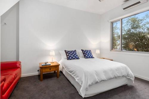 Tempat tidur dalam kamar di Coastal Beach House Luxury with Ocean Views