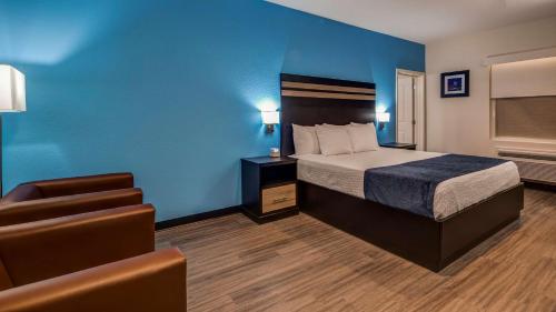 En eller flere senger på et rom på SureStay Plus Hotel by Best Western Humble