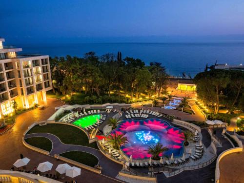 Vue sur la piscine de l'établissement Swissôtel Resort Sochi Kamelia ou sur une piscine à proximité