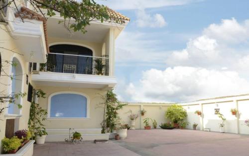 a large white building with a balcony at Hotel Casa Del Rio Guayas in Guayaquil