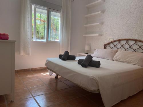 um quarto com uma cama com duas almofadas em Chalet rural en la Sierra de Carrascoy em Almagros