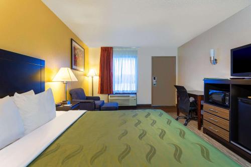 Postel nebo postele na pokoji v ubytování Quality Inn at Arlington Highlands