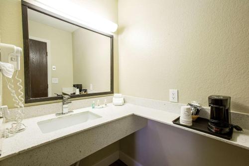 łazienka z umywalką i dużym lustrem w obiekcie Quality Inn Pinetop Lakeside w mieście Pinetop-Lakeside