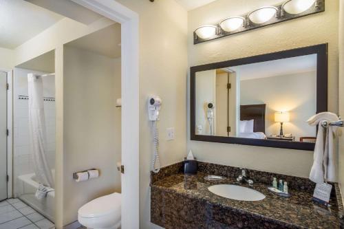 Imagen de la galería de Clarion Inn & Suites Central Clearwater Beach, en Clearwater